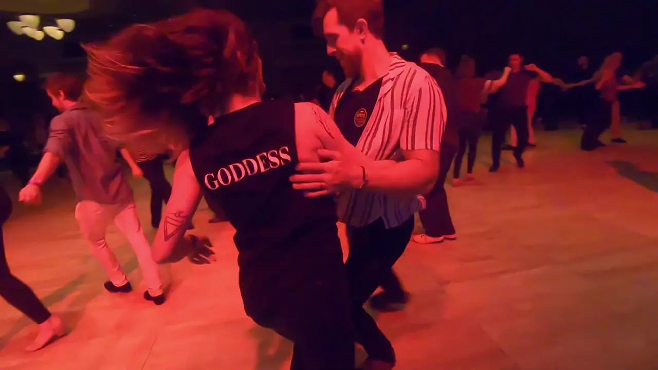 Pista llena en un festival de West Coast Swing