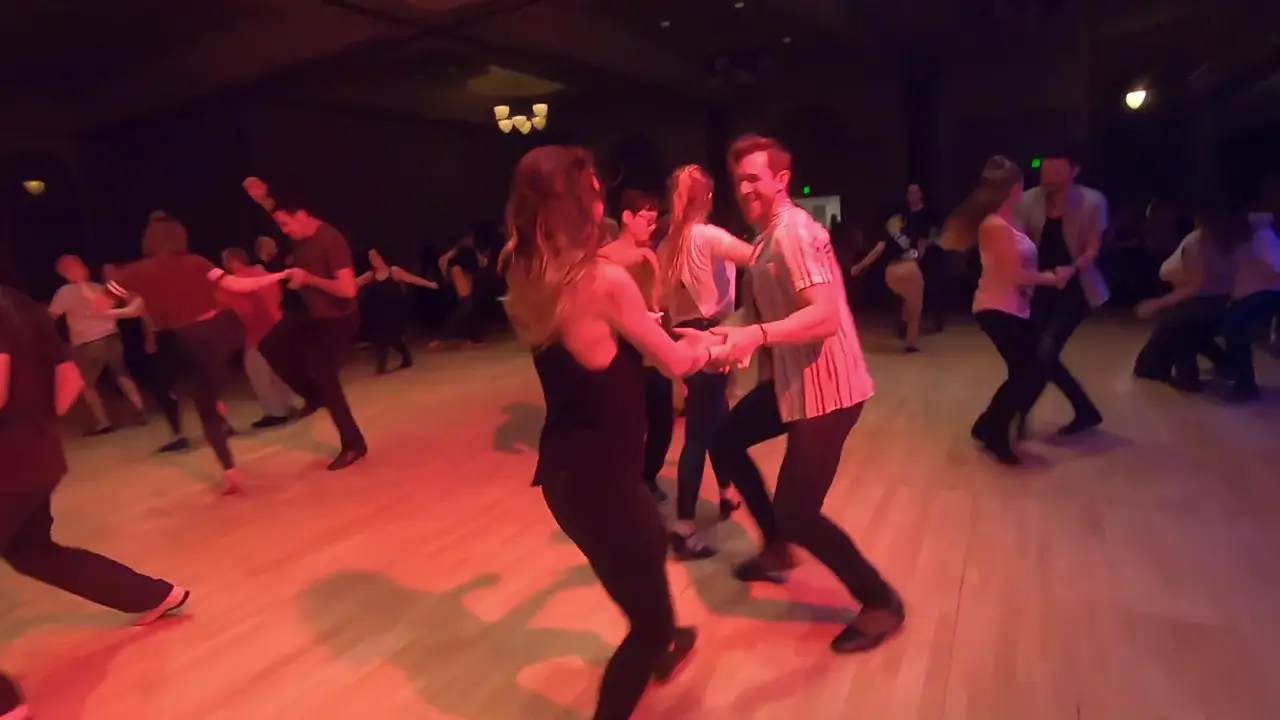 Parejas bailando West Coast Swing en un social