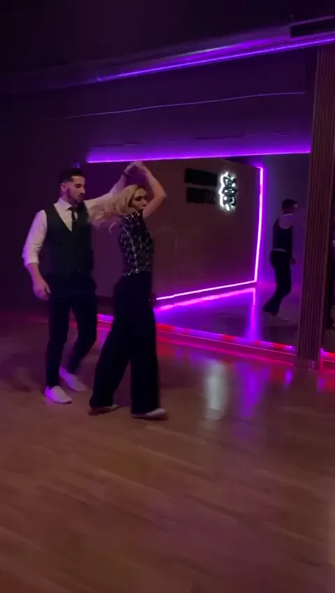 Pareja bailando en un social de WCS Levante